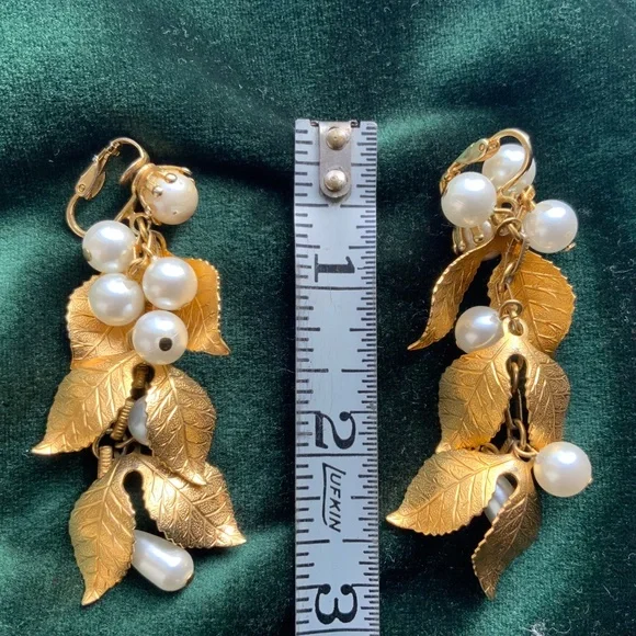 Vintage clip-on leafy EARRINGS - Picture 3 of 4